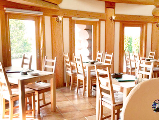 -吹き抜けで開放感いっぱいのログハウス-