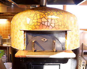 石窯で焼き上げるピッツァ